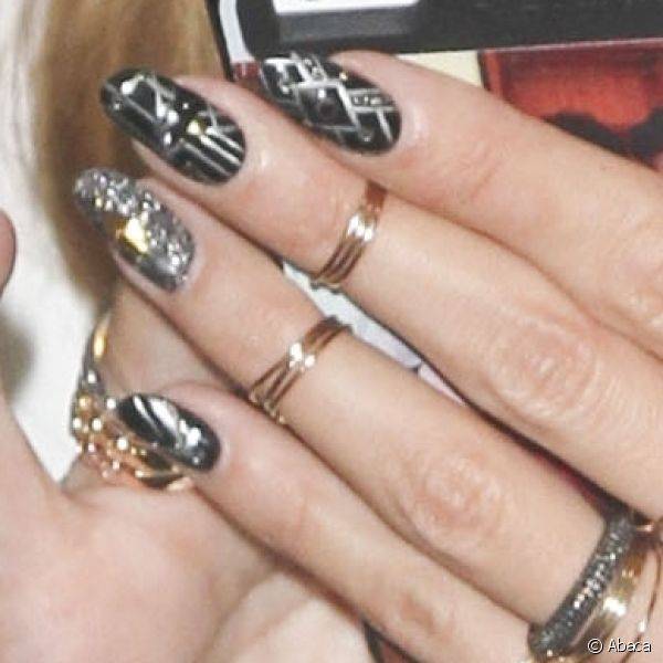 Heidi Klum foi vista em Nova York com uma nail art que tinha como base o esmalte preto, mas sustentava v?rios grafismos prateados e algumas pedrarias como adornos